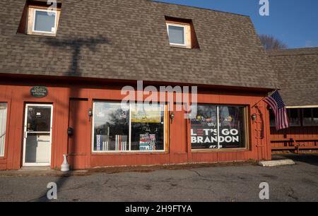 6 décembre 2021, North Attleborough, Massachusetts, États-Unis : extérieur du magasin de Lets Go Brandon sur North Washington Street à North Attleborough, Massachusetts.« allons, Brandon » est devenu un chant anti-Biden de droite après que Brandon Brown a remporté une course NASCAR en Alabama le 9 octobre.Credit: Keiko Hiromi/AFLO/Alay Live News Banque D'Images