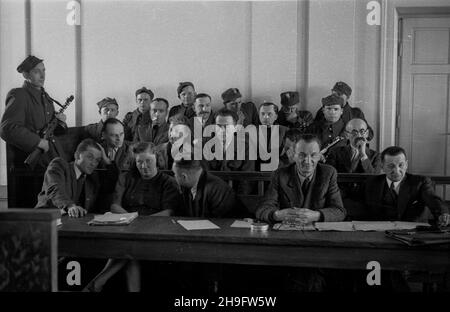 Varsovie, 1948-03-03.Proces prisés Wojskowym S¹dem Rejonowym W Warszawie tzw. Grupy Witolda, Witolda Pileckiego i jego towarzyszy: Marii Szel¹gowskiej, Tadeusza P³u¿añskiego, Ryszarda Jamontta-Krzywickiego, Maksymiliana Kauckiego, Witolda, Witolkiego,¿Makarego Sieradzkiego i Jerzego Nowakowskiego.Pilecki, ¿o³nierz Armii Krajowej, który po uwiezieniu W Oœwiêcimiu, W obozie utworzy³ siatkê konspiracyjn¹ Pañstwa Podziemnego - zosta³ oskar¿ony o wspó³pracê z wywiadem obcego mocarstwa oraz wspó³pracê z II Korpusemem.G³ównego oskar¿onego sk³ad sêdziowski pod przewodnictwem pp³k.Jana Hryckowiana skaz Banque D'Images