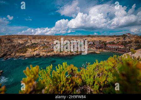 Panorama de la baie pittoresque de Malte appelé Popeye village, ancien décor de cinéma et maintenant une belle plage avec des maisons et des falaises émergeant de l'eau. Banque D'Images