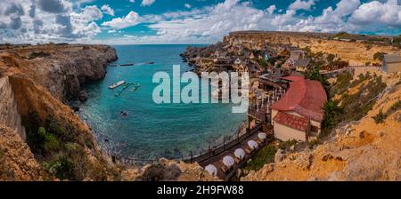 Panorama de la baie pittoresque de Malte appelé Popeye village, ancien décor de cinéma et maintenant une belle plage avec des maisons et des falaises émergeant de l'eau. Banque D'Images