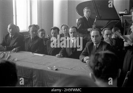 Varsovie, 1948-03-14.Uroczysta akademia W Ministerstwie Odbudowy z okazji Œwiêta Narodowego Wêgier, urz¹dzona staraniem Towarzystwa PrzyjaŸni Polsko-Wêgierskiej i Ogólnopolskiego Komitetu obchodu 100-lecia Wiosny Ludów.W akademii udzia³ wziêli (przy stole): pose³ na Sejm Ustawodawczy, sekretarz CKW PPS Tadeusz Warszawik (1L), podsekretarz stau W Ministerstwie Oœwiaty Henryk Jab³oñski (2L), przewodnicz¹cy Zarz¹du G³ównego TPPW Jerzy Sztski (3L), pose³ Revišskejeszel (Ujeszel), pose³ Revišské (Ujeszina, Ujeszka, Revišské (3L)Varsovie, le 14 mars 1948. Banque D'Images