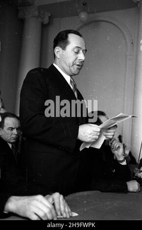 Varsovie, 1948-03-14.Uroczysta akademia W Ministerstwie Odbudowy z okazji Œwiêta Narodowego Wêgier, urz¹dzona staraniem Towarzystwa PrzyjaŸni Polsko-Wêgierskiej i Ogólnopolskiego Komitetu obchodu 100-lecia Wiosny Ludów.W akademii udzia³ wziêli m.in. ministre oœwiaty Stanis³aw Skrzeszewski, pose³ Republiki Wêgierskiej W Warszawie Geza Revesz (nz.), przewodnicz¹cy Zarz¹du G³ównego TPPW Jerzy Sztelski, pose³ na Sejm Ustawodawczy Stefan Jêdrychorpodsekretarz Oœwiaty Hinsterwu Jab³oñskiVarsovie, le 14 mars 1948.La cérémonie de gala marquant la na de Hongrie Banque D'Images