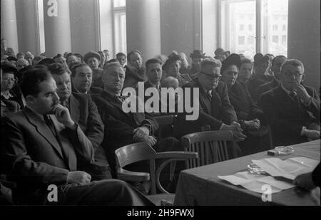 Varsovie, 1948-03-14.Uroczysta akademia W Ministerstwie Odbudowy z okazji Œwiêta Narodowego Wêgier, urz¹dzona staraniem Towarzystwa PrzyjaŸni Polsko-Wêgierskiej i Ogólnopolskiego Komitetu obchodu 100-lecia Wiosny Ludów.W akademii udzia³ wziêli m.in. ministre oœwiaty Stanis³aw Skrzeszewski, pose³ Republiki Wêgierskiej W Warszawie Geza Revesz, przewodnicz¹cy Zarz¹du G³ównego TPPW Jerzy Szacheltski, pose³ na Sejm Ustawodawczy Stefan Jêdrychoraz podsekretarz stang W Ministerstek Jab³oñski Henrystwik Oœwiaty Henrystwiowski.wœród zgromadzonych goœci siedz¹: ministre Skrzeszewski (W drugim rzêdzie, 3P), a Banque D'Images