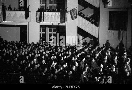 Varsovie, 1948-03-18.Akademia W rocznicê podpisania uk³adu miêdzy Polsk¹ a Jugos³awi¹ W sali teatru Roma. wb PAPVarsovie, le 18 mars 1948.Cérémonies marquant l'anniversaire d'un traité entre la Pologne et la Yougoslavie, tenues au théâtre ROM. wb PAP Banque D'Images