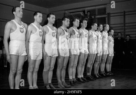 Varsovie, 1948-03-20.Mecz koszykówki Polska -Czechos³owacja (33:57) rozegrany W sali YMCA (Zwi¹zek M³odzie¿y Chrzeœcijañskiej).NZ. dru¿yna polska W sk³adzie: Tadeusz Ulatowski, W³adys³aw Maleszewski, Bogdan Bartosiewicz, W³adys³aw Pawlak, Florian Grzechowiak,Kolaœniewski, Edward Jarczyñski, Dylewicz, Henryk JaŸnicki, Urbanowicz. wb PAP Varsovie, 20 mars 1948.Un match de basket-ball Pologne-Tchécoslovaquie (33:57) a eu lieu au gymnase du YMCA.Photo : l'équipe polonaise: Tadeusz Ulatowski, Wladyslaw Maleszewski, Bogdan Bartosiewicz, Wladyslaw Pawlak, Florian Grzechowiak,Kolasniewski, Edward Jarczynski Banque D'Images