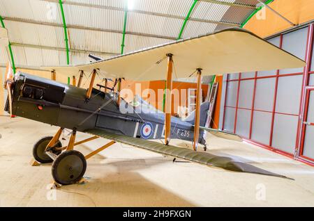 Réplique aérienne de l'avion de chasse de la première Guerre mondiale dans un nouveau hangar sur l'aérodrome historique de Stow Maries.Royal Aircraft Factory S.E.5 Banque D'Images