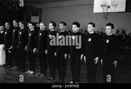 Varsovie, 1948-03-20.Mecz koszykówki Polska -Czechos³owacja (33:57) rozegrany W sali YMCA (Zwi¹zek M³odzie¿y Chrzeœcijañskiej).NZ. dru¿yna czechos³owacka W sk³adzie: Ladislav Simacek, Jiri Chlup, Ivan Mrazek, Jan Kozak, Lubomir Kolar,Rudolf Stancek, Cyril Benacek, Miroslav Skerik, Josef Krepela, Josef Toms.Z lewej kierowik dru¿yny Josef Fleischlinger. wb PAPVarsovie, le 20 mars 1948.Un match de basket-ball Pologne-Tchécoslovaquie (33:57) a eu lieu au gymnase du YMCA.Photo: L'équipe tchécoslovaque: Ladislav Simacek, Jiri Chlup, Ivan Mrazek, Jan Kozak, Lubomir Kolar,Rudolf Stancek, Cyril Benacek, Banque D'Images