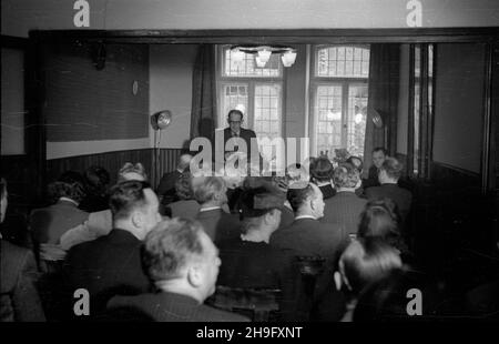 Varsovie, 1948-03-20.Uroczystoœæ 30-lecia Zwi¹zku Artystów i Kompozytorów Scenicznych (ZAiKS).NZ. Przemówienie g³ównego radcy prawnego ZAiKS Jana Brzechwy. wb PAPVarsovie, le 20 mars 1948.Cérémonies marquant le 30e anniversaire de l'Union des artistes et compositeurs de théâtre (ZAiKS).Photo : Jan Brzechwa, conseiller juridique principal de ZAIKS, prenant la parole. wb PAP Banque D'Images