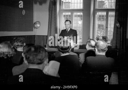 Varsovie, 1948-03-20.Uroczystoœæ 30-lecia Zwi¹zku Artystów i Kompozytorów Scenicznych (ZAiKS).wyst¹pienie dyrektora Departamentu Teatru Ministerstwa Kultury i Sztuki Stanis³awa Ryszarda Dobrowolskiego. wb PAPVarsovie, le 20 mars 1948.Cérémonies marquant le 30e anniversaire de l'Union des artistes et compositeurs de théâtre (ZAiKS).Photo : directeur du département du théâtre au ministère de la Culture et de l'Art Stanislaw Ryszard Dobrowolski. wb PAP Banque D'Images