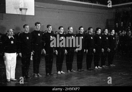 Varsovie, 1948-03-20.Mecz koszykówki Polska -Czechos³owacja (33:57) rozegrany W sali YMCA (Zwi¹zek M³odzie¿y Chrzeœcijañskiej).NZ. dru¿yna czechos³owacka W sk³adzie: Ladislav Simacek, Jiri Chlup, Ivan Mrazek, Jan Kozak, Lubomir Kolar,Rudolf Stancek, Cyril Benacek, Miroslav Skerik, Josef Krepela, Josef Toms.Z lewej kierowik dru¿yny Josef Fleischlinger. wb PAP Varsovie, 20 mars 1948.Un match de basket-ball Pologne-Tchécoslovaquie (33:57) a eu lieu au gymnase du YMCA.Photo: L'équipe tchécoslovaque: Ladislav Simacek, Jiri Chlup, Ivan Mrazek, Jan Kozak, Lubomir Kolar,Rudolf Stancek, Cyril Benacek, M. Banque D'Images