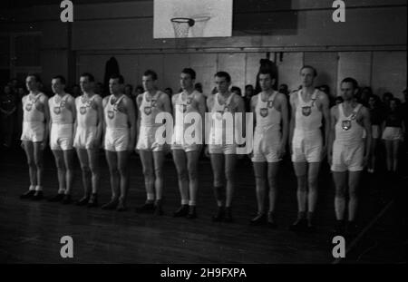 Varsovie, 1948-03-20.Mecz koszykówki Polska -Czechos³owacja (33:57) rozegrany W sali YMCA (Zwi¹zek M³odzie¿y Chrzeœcijañskiej).NZ.Polska dru¿yna W sk³adzie: Tadeusz Ulatowski, W³adys³aw Maleszewski, Bogdan Bartosiewicz, W³adys³aw Pawlak, Florian Grzechowiak,Kolaœniewski, Edward Jarczyñski, Dylewicz, Henryk JaŸnicki, Urbanowicz. wb PAPVarsovie, le 20 mars 1948.Un match de basket-ball Pologne-Tchécoslovaquie (33:57) a eu lieu au gymnase du YMCA.Photo : l'équipe polonaise: Tadeusz Ulatowski, Wladyslaw Maleszewski, Bogdan Bartosiewicz, Wladyslaw Pawlak, Florian Grzechowiak,Kolasniewski, Edward Jarczyns Banque D'Images