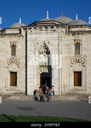 Histoire et architecture empire ottoman en Turquie, la mosquée Bayezid II d'Istanbul porte d'entrée monumentale à la cour Banque D'Images