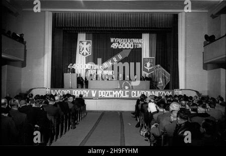 Varsovie, 1948-03-23.Ogólnopolski Zjazd Cukrowniczy na zakoñczenie kampanii cukrowniczej 1947-1948.zespo³y W wyœcigu pracy otrzyma³y przechodnie sztantary od Centralnego Zarz¹du Cukrowniczego. wb PAPVarsovie, le 23 mars 1948.Le Congrès national du secteur du sucre à la fin de la récolte de betteraves à sucre à la fin de 1947 et 1948.Les groupes de travail, gagnants de la course de travail ont été honorés des bannières de défi du Conseil central du secteur du sucre. pap wb Banque D'Images