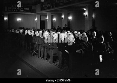 Varsovie, 1948-03-23.Ogólnopolski Zjazd Cukrowniczy na zakoñczenie kampanii cukrowniczej 1947-1948.zespo³y W wyœcigu pracy otrzyma³y przechodnie sztantary od Centralnego Zarz¹du Cukrowniczego. wb PAPVarsovie, le 23 mars 1948.Le Congrès national du secteur du sucre à la fin de la récolte de betteraves à sucre à la fin de 1947 et 1948.Les groupes de travail, gagnants de la course de travail ont été honorés des bannières de défi du Conseil central du secteur du sucre. pap wb Banque D'Images