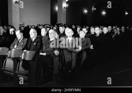 Varsovie, 1948-03-23.Ogólnopolski Zjazd Cukrowniczy na zakoñczenie kampanii cukrowniczej 1947-1948.zespo³y W wyœcigu pracy otrzyma³y przechodnie sztantary od Centralnego Zarz¹du Cukrowniczego. wb PAPVarsovie, le 23 mars 1948.Le Congrès national du secteur du sucre à la fin de la récolte de betteraves à sucre à la fin de 1947 et 1948.Les groupes de travail, gagnants de la course de travail ont été honorés des bannières de défi du Conseil central du secteur du sucre. pap wb Banque D'Images