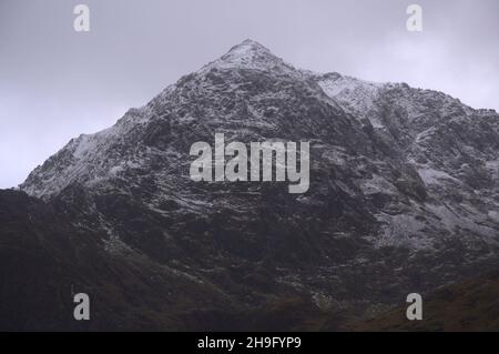 Hiver dans le parc national de Snowdonia (Eryri), pays de Galles, Royaume-Uni.Neige au sommet du sommet de Snowdon (YR Wyddfa), la plus haute montagne du pays de Galles, vue depuis la piste des mineurs, à l'approche de la tempête Barra.Des vents violents et de la neige devraient frapper le royaume-uni.La montagne est à 1,085 mètres (3,560 pieds) au-dessus du niveau de la mer, et le point le plus haut dans les îles britanniques en dehors des Highlands écossais. Banque D'Images