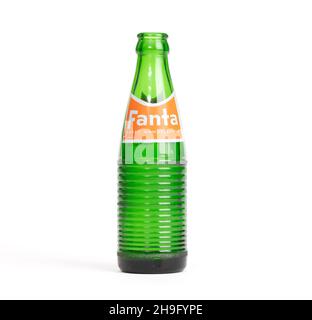 Leeuwarden, pays-Bas le 22 novembre 2021 : bouteille en verre rétro de la marque Fanta (1967) Banque D'Images
