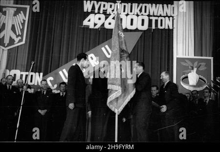 Varsovie, 1948-03-23.Ogólnopolski Zjazd Cukrowniczy na zakoñczenie kampanii cukrowniczej 1947-1948.zespo³y W wyœcigu pracy otrzyma³y przechodnie sztantary od Centralnego Zarz¹du Cukrowniczego.przewodnicz¹cy Zarz¹du G³ównego Zwi¹zku Zawodowego Practowników Przemys³u Cukrowniczego Jan Leszczyñski (na pierwszym planie, 2P) wrêcza przechodni sztandar przedstawicielom jednego ze zwyciêskich zespo³ów. PAP wbVarsovie, le 23 mars 1948.Le Congrès national du secteur du sucre à la fin de la récolte de betteraves à sucre à la fin de 1947 et 1948.Les groupes de travail, les gagnants de la course au travail étaient ho Banque D'Images