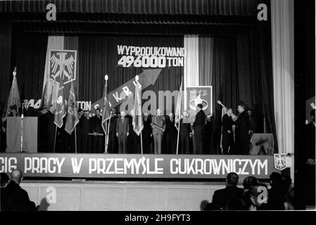 Varsovie, 1948-03-23.Ogólnopolski Zjazd Cukrowniczy na zakoñczenie kampanii cukrowniczej 1947-1948.zespo³y W wyœcigu pracy otrzyma³y przechodnie sztantary od Centralnego Zarz¹du Cukrowniczego. wb PAPVarsovie, le 23 mars 1948.Le Congrès national du secteur du sucre à la fin de la récolte de betteraves à sucre à la fin de 1947 et 1948.Les groupes de travail, gagnants de la course au travail, ont reçu les bannières de défi du Conseil central du secteur du sucre.pap. wb Banque D'Images