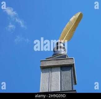 Statue moderne de quill et d'inkwell dans le centre-ville de Charlotte, NC septembre 29,2021. Banque D'Images