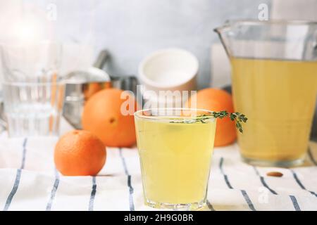 Boisson à l'orange avec gingembre et romarin.Ingrédients utiles.Cocktail sans alcool Banque D'Images