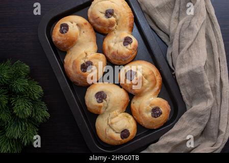 Pains safran suédois et scandinave Lussekatter sur une table Banque D'Images