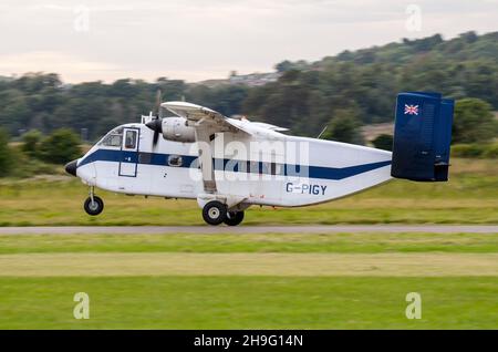 Court avion SC-7 Skyvan 3-100 enregistré G-PIGY décollage de l'aérodrome de Shoreham.Petit Skyvan.Surnommé Sky Pig Banque D'Images