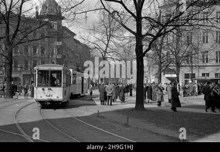 Szczecin, 1948-04.Plac Zwyciêstwa.NZ.wiosenny, niedzielny spacer mieszkañców miasta; W tle wylot Alei Wojska Polskiego. mta PAP Dok³adny dzieñ wydarzenia nieustalony.Szczecin, avril 1948.Place Zwyciestwa.Photo: Une promenade printanière, dimanche des habitants de Szczecin; en arrière-plan la sortie de l'avenue Wojska Polskiego. Ad PAP Banque D'Images