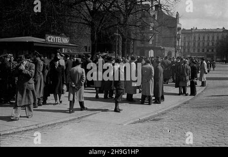 Szczecin, 1948-04.Róg Placu Zwyciêstwa i Alei Wojska Polskiego.NZ. Przystanek tramwajowy; W oczekiwaniu na tramwaj; z lewej gmach Komunalnej Kasy Oszczêdnoœci (KKO). mta PAP Dok³adny dzieñ wydarzenia nieustalony.Szczecin, avril 1948.Coin de la place Zwyciestwa et de l'avenue Wojska Polskiego.Photo : un arrêt de tramway; les gens attendent un tramway, à gauche, le bâtiment de l'association d'épargne et de prêt Komunalna Kasa Oszczêdnosci (KKO). mta PAP Banque D'Images