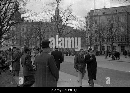 Szczecin, 1948-04-01.Wiosenny, entretoise niedzielny po Placu Zwyciêstwa; W tle wylot Alei Wojska Polskiego. mta PAP/PAP Dok³adny dzieñ wydarzenia nieustalony.Szczecin, 1er avril 1948.Au printemps, le dimanche, promenez-vous sur la place Zwyciestwa; en arrière-plan, prenez la sortie de l'avenue Wojska Polskiego. Ad PAP Banque D'Images