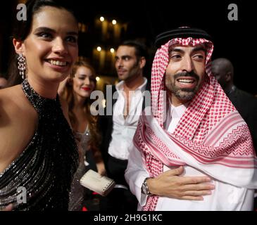 Jaddah, Arabie Saoudite.06e décembre 2021.Le modèle portugais Sara Sampaio pose avec le président du Festival du film de la mer Rouge Mohammed al Turki sur le tapis rouge de la première édition du festival dans la ville saoudienne de Jeddah, le 6 décembre 2021.Photo de Balkis Press/ABACAPRESS.COM Credit: Abaca Press/Alay Live News Banque D'Images