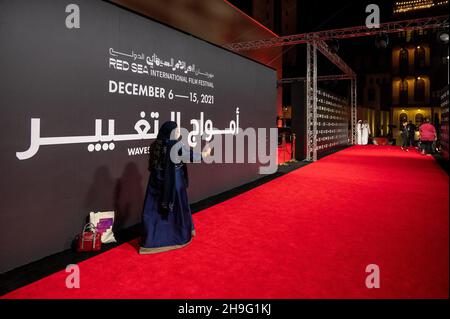 Jaddah, Arabie Saoudite.06e décembre 2021.Atmosphère au tapis rouge, avec les mots âWaves de Changeâ avant la cérémonie d'ouverture du 1er Festival du film de la Mer Rouge, à Djeddah, en Arabie Saoudite, le 6 décembre 2021.C'est le premier festival du film jamais organisé dans le royaume.Photo de Balkis Press/ABACAPRESS.COM Credit: Abaca Press/Alay Live News Banque D'Images