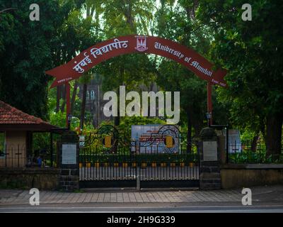 MUMBAI, INDE - 2 octobre 2021 - porte d'entrée de l'Université de Mumbai située à fort Mumbai, Inde.L'une des premières universités d'État en Inde Banque D'Images