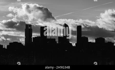 Silhouette de l'horizon de Madrid - quartier financier de Cuatro Torres Banque D'Images