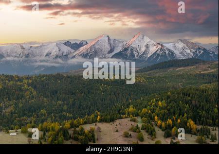 Vue sur les sommets enneigés des montagnes dans une matinée magnifique et spectaculaire.Tatra Mountain, Slovaquie Banque D'Images