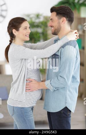 un couple heureux danse à la maison Banque D'Images