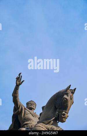 La grande statue en bronze, sculpture d'Amir Timur sur un cheval.Drôle, un oiseau sur son doigt.Dans le centre-ville de Tachkent, Ouzbékistan. Banque D'Images