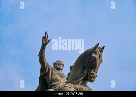 La grande statue en bronze, sculpture d'Amir Timur sur un cheval.Drôle, un oiseau sur son doigt.Dans le centre-ville de Tachkent, Ouzbékistan. Banque D'Images