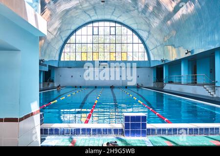 Une piscine russe soviétique classique, ancienne, rétro, emblématique pour faire des longueurs, faire de l'exercice.Au Dinamo Sport Club à Tachkent, Ouzbékistan. Banque D'Images