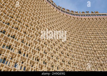 L'hôtel emblématique Ouzbékistan, construit en 1974 dans le style soviétique, russe, Brutaliste de conception d'architecture.Dans le centre-ville de Tachkent, Ouzbékistan.Détail de Banque D'Images