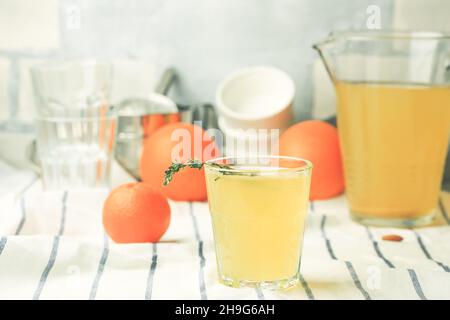 limonade aux agrumes maison. limonade au gingembre et à l'orange romarin Banque D'Images