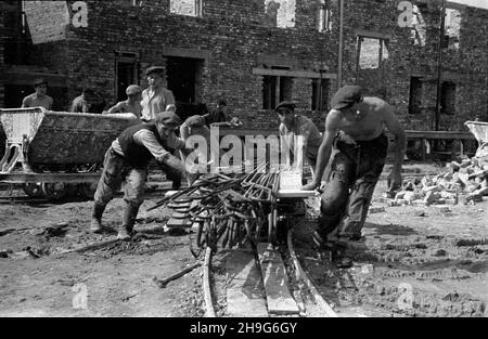 Varsovie, 1948-06.Budowa osiedla Warszawskiej Spó³dzielni Mieszkaniowej (WSM) przy alei Niepodleg³oœci W dzielnicy Mokotów.Transport prêtów zbrojeniowych. AS PAP Dok³adny dzieñ wydarzenia nieustalony.Varsovie, juin 1948.Construction d'une colonie de la Warsaw Building Association (WSM) sur l'avenue Niepodleglosci dans le district de Mokotow.Photo : transport des barres de renfort. Comme PAP Banque D'Images