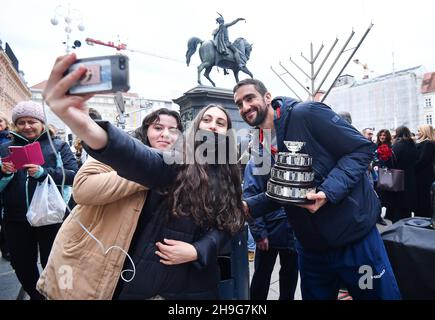 (211207) -- ZAGREB, 7 décembre 2021 (Xinhua) -- le joueur de tennis croate Marin Cilic prend un selfie avec des fans à la place Josip Jelacic à Zagreb, Croatie, le 6 décembre 2021.Il a été accueilli après avoir remporté la médaille d'argent au tournoi de la coupe Davis à Madrid, en Espagne.(Marko Lukunic/Pixsell via Xinhua) Banque D'Images