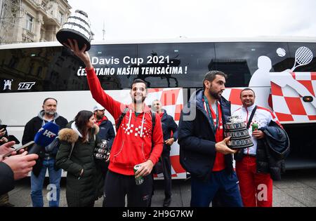 (211207) -- ZAGREB, 7 décembre 2021 (Xinhua) -- les joueurs de tennis croates Mate Pavic, Marin Cilic et Neven Nakic sur la place Josip Jelacic à Zagreb, Croatie, le 6 décembre 2021.Ils ont été accueillis après avoir remporté la médaille d'argent au tournoi de la coupe Davis à Madrid, en Espagne.(Marko Lukunic/Pixsell via Xinhua) Banque D'Images