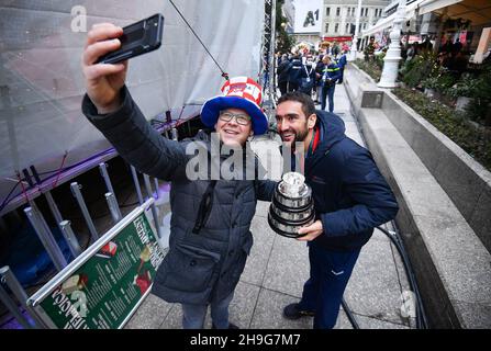 (211207) -- ZAGREB, 7 décembre 2021 (Xinhua) -- le joueur de tennis croate Marin Cilic prend un selfie avec un fan sur la place Josip Jelacic à Zagreb, Croatie, le 6 décembre 2021.Il a été accueilli après avoir remporté la médaille d'argent au tournoi de la coupe Davis à Madrid, en Espagne.(Marko Lukunic/Pixsell via Xinhua) Banque D'Images