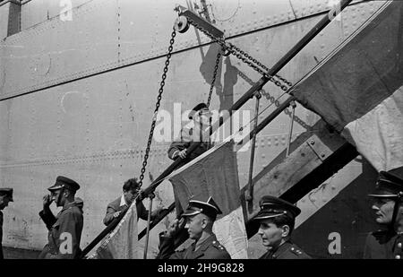 Gdynia, 1948-06-08.Uroczystoœæ ods³oniêcia ttablglacé pami¹tkowej ku czci gen.Karola Œwierczewskiego - Waltera, umieszczonej na drobnicowcu M/S Genera³ Walter, zacumowanym W Nowym Porcie.NZ. m.in. na czele generalicji komendant g³ówny Milicji Obywatelskiej, wiceminister bezpieczeñstwa publicznego, prezes Zarz¹du G³ównego Zwi¹zku Uczestników Walki Zbrojnej o Niepodleg³oœæ i Demokracjê, genera³ Franciszek JóŸwiak, ps.Witold, wchodzi po trapie na statek. Comme PAPGdynia, 8 juin 1948.Le dévoilement d'une plaque au général Karol Swierczewski alias Walter au conseil d'administration du général Walter Bulk Banque D'Images