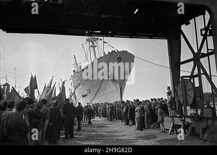 Gdynia, 1948-06-08.Uroczystoœæ ods³oniêcia ttablglacé pami¹tkowej ku czci gen.Karola Œwierczewskiego - Waltera, umieszczonej na drobnicowcu M/S Genera³ Walter, zacumowanym W Nowym Porcie. Comme PAPGdynia, 8 juin 1948.Le dévoilement d'une plaque au général Karol Swierczewski alias Walter sur le conseil d'administration du M/S général Walter vraquier amarré au port de Nowy. Comme PAP Banque D'Images