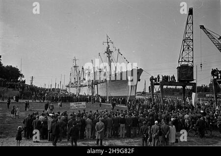 Gdynia, 1948-06-08.Uroczystoœæ ods³oniêcia ttablglacé pami¹tkowej ku czci gen.Karola Œwierczewskiego - Waltera, umieszczonej na drobnicowcu M/S Genera³ Walter, zacumowanym W Nowym Porcie. Comme PAPGdynia, 8 juin 1948.Le dévoilement d'une plaque au général Karol Swierczewski alias Walter sur le conseil d'administration du M/S général Walter vraquier amarré au port de Nowy. Comme PAP Banque D'Images