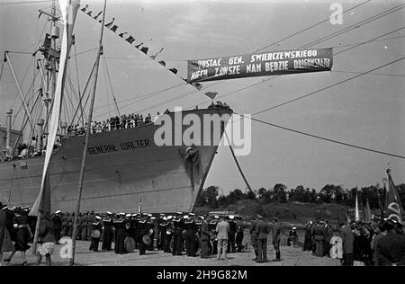 Gdynia, 1948-06-08.Uroczystoœæ ods³oniêcia ttablglacé pami¹tkowej ku czci gen.Karola Œwierczewskiego - Waltera, umieszczonej na drobnicowcu M/S Genera³ Walter, zacumowanym W Nowym Porcie.NZ. na pierwszym planie Orkiestra Reprezentacyjna Marynarki Wojennej. AS PAPGdynia, 8 juin 1948.Le dévoilement d'une plaque au général Karol Swierczewski alias Walter sur le conseil d'administration de M/S General Walter Bulk Carrier amarré au port de Nowy.En photo : au premier plan, l'orchestre de la Marine. Comme PAP Banque D'Images