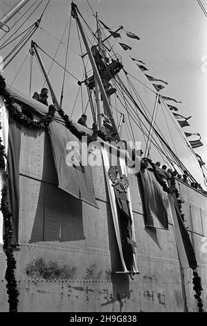 Gdynia, 1948-06-08.Uroczystoœæ ods³oniêcia ttablglacé pami¹tkowej ku czci gen.Karola Œwierczewskiego - Waltera, umieszczonej na drobnicowcu M/S Genera³ Walter, zacumowanym W Nowym Porcie.NZ. Flagi Zwi¹zku Radzieckiego i Hiszpanii, powiêkszona replika Krzy¿a Partyzanckiego na burcie okrêtuGdynia, 8 juin 1948.Le dévoilement d'une plaque au général Karol Swierczewski alias Walter sur le conseil d'administration de M/S General Walter Bulk Carrier amarré au port de Nowy.Photo : drapeaux de l'Union soviétique et de l'Espagne ainsi que la réplique agrandie de la Croix de l'insurrecte au bord du navire Banque D'Images